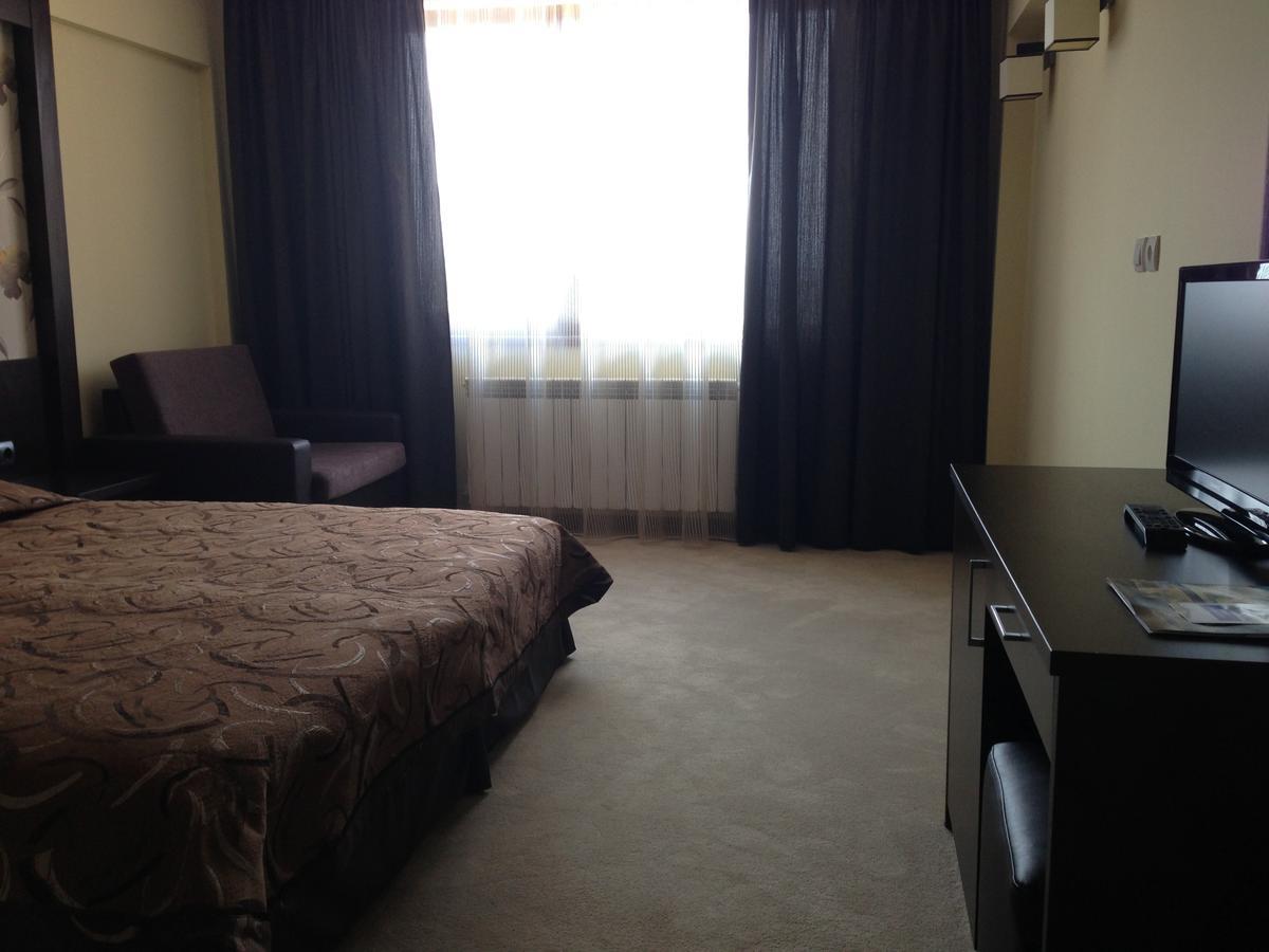 Park Hotel Stratesh 로베치 외부 사진